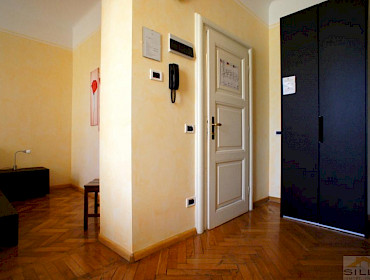 Eingang mit Kochnische und Schlafzimmer