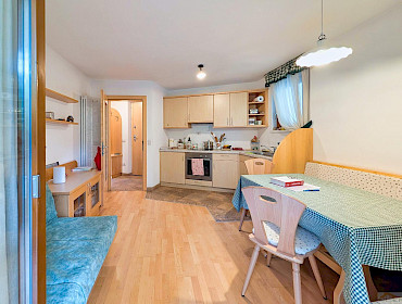 Wohnzimmer mit ausgestatteter Wohnküche