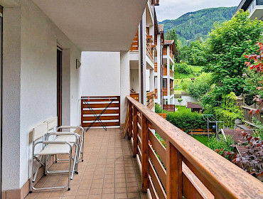 geräumiger Balkon mit Aussicht ins Grüne