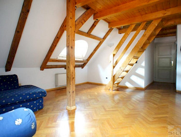 soggiorno con angolo cottura e scale per la camera nella mansarda