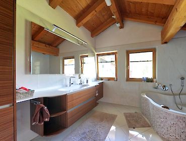 bagno-WC lussuoso con finestre