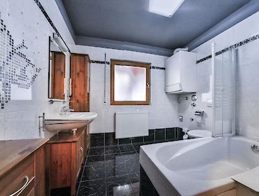 Dusche-WC mit Badewanne und Fenster
