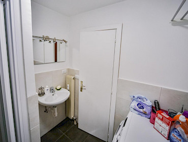 Bad-WC mit Bidet, Dusche und Waschmaschine