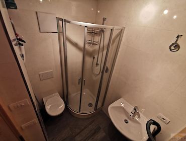 bathroom/wc with shower