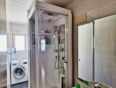 2. bagno con doccia jacuzzi e collegamento per la lavatrice