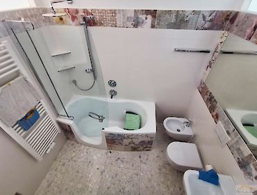 Bad-WC mit Badewanne