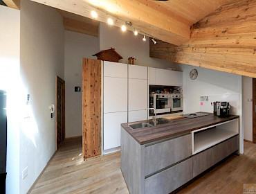 moderne Wohnküche mit Kücheninsel