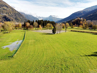 Golfplatz direkt vor der Burg