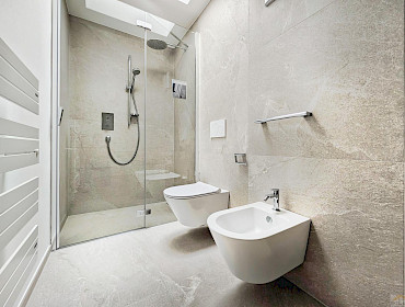 Stilvolles Bad mit offener Walk-in-Dusche
