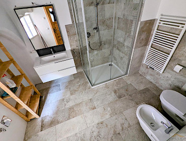 bagno-WC con doccia e finestra