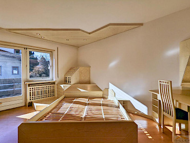 Schlafzimmer mit Zugang zum Balkon
