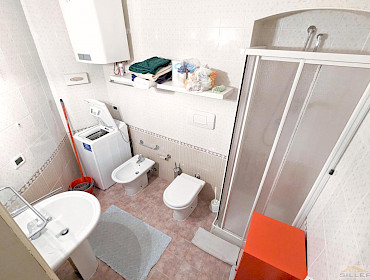 Badezimmer mit Waschmaschine und Dusche