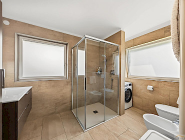 bagno moderno con doccia e finestre