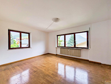 großzügiges Wohnzimmer