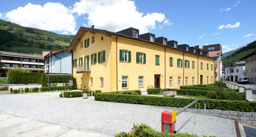 bilocale in zona centrale con balcone, cantina e garage Bild