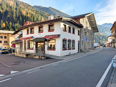 Bar entlang der verkehrsreichen Brennerstraße