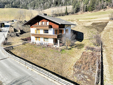 Haus mit großer Gartenfläche