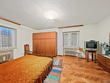 sleeping room with plenty space
