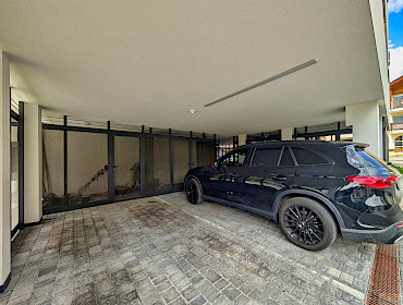 überdachter Autostellplatz