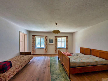 Ein Schlafzimmer, das als Kinderzimmer oder großzügiges Elternschlafzimmer genutzt werden kann