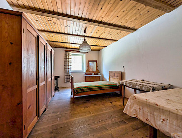 großes Schlafzimmer mit viel Stauraum