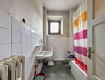 helles Badezimmer mit praktischer Badewanne, Bidet und Fenster