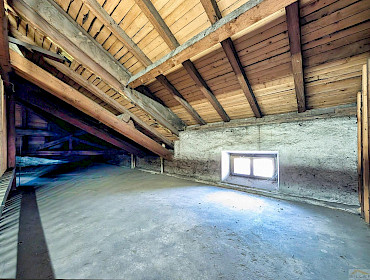 lichtdurchlässiger Dachboden mit Fenster und viel Stauraum