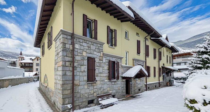 central 2-bedroom apartment with development potential Bild