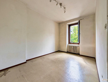 Wohn- oder Schlafzimmer mit großem Lichtfenster