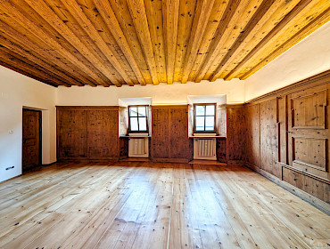 Lichtdurchlässige Stube mit hochwertiger Ausführung in Holz