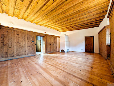 Traditionelle Stube mit kuscheligem Kachelofen