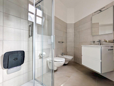 Badezimmer angrezend zum Schlafzimmer