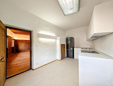 Lichtdurchlässige separate Wohnküche mit Fenster