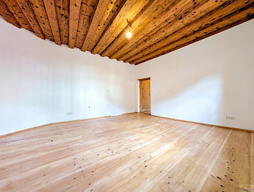 charmantes Schlafzimmer mit Fenster