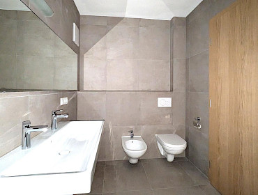 Badezimmer mit WC, Bidet und Dusche Badezimmer mit WC, Bidet und Dusche