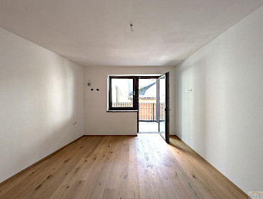 Schlafzimmer mit Zugang zum Balkon