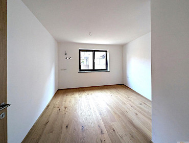 weiteres Zimmer: Schlafzimmer oder Büroräumlichkeit