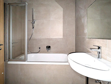 Badezimmer mit Badewanne Badezimmer mit Badewanne