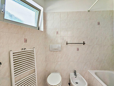 Lichtdurchflutetes Badezimmer mit Heizung, Bidet und Badewanne