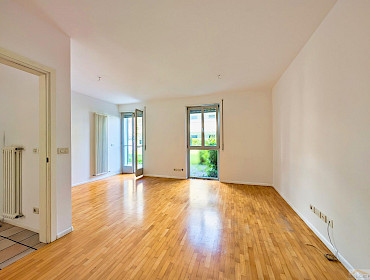 Großflächiges Wohnzimmer mit großen Lichtfenstern