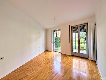 Lichtdurchflutetes Zimmer mit Aussicht in den Garten