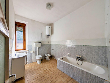 Badezimmer mit lichtdurchlässigem Fenster