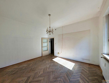Helles Zimmer mit Parkettboden