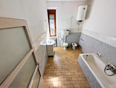 Badezimmer mit Fenster, Badewanne und Bidet