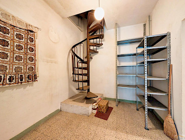 Wendeltreppe führt zu Dachbodenbereich