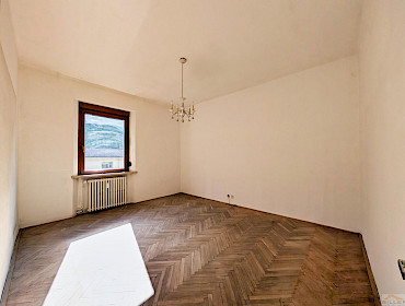 helles Zimmer mit Lichteinfall