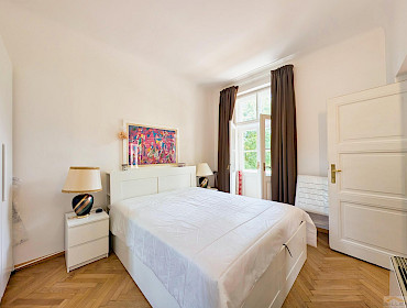 Helles Schlafzimmer mit modernem Design und Zugang zum Balkon