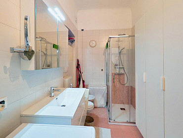 Modernes, helles Badezimmer mit Duschkabine
