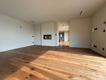 Zimmer mit hochwertigem Parkettboden