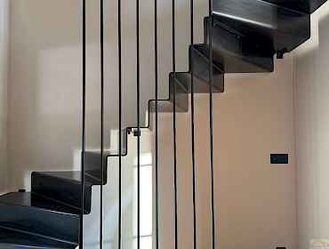 Zwei Wohnebenen von eleganter Wendeltreppe verbunden